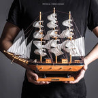 Barco Pirata Decorativo em Madeira Artesanal – Navio Náutico para Decoração de Casa e Escritório