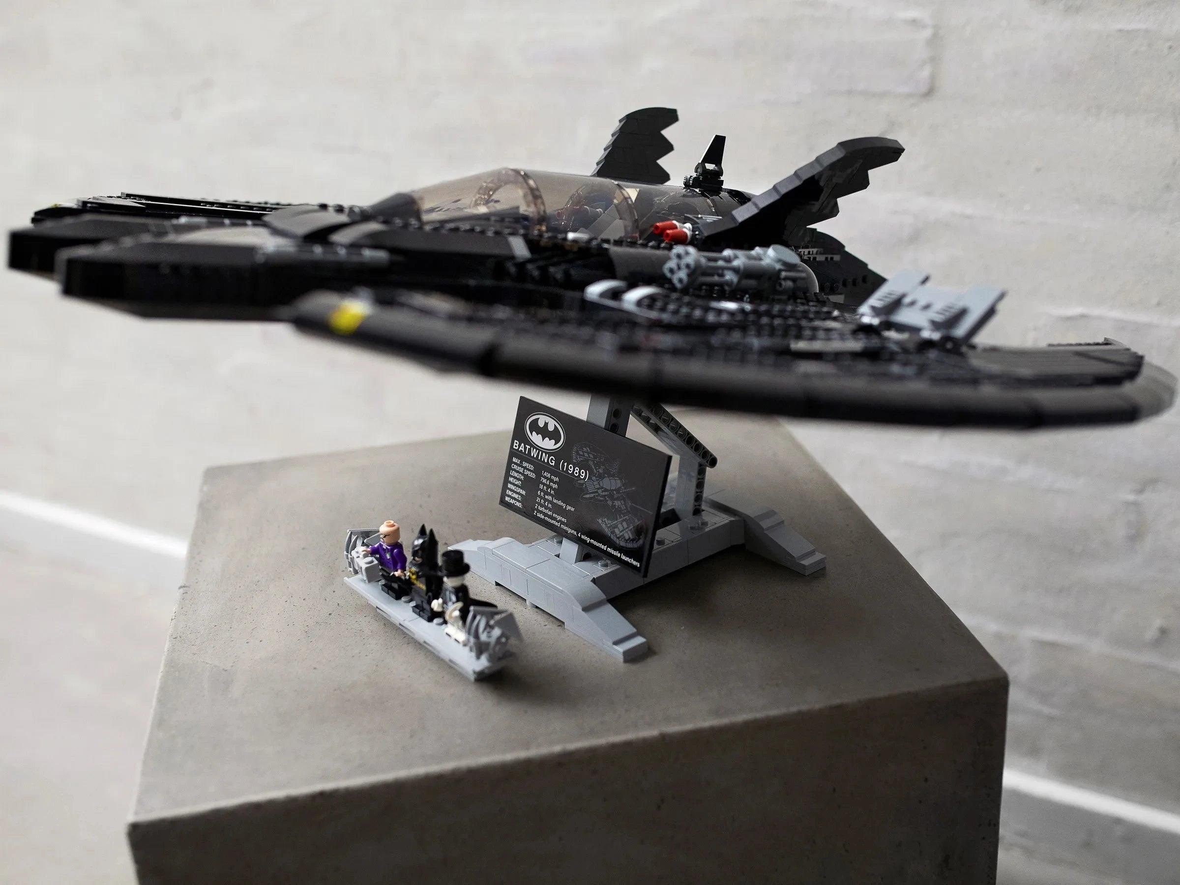 Batwing 1989 em Blocos de Montar – Batman Nave Clássica Colecionável 2363 Peças para Exposição
